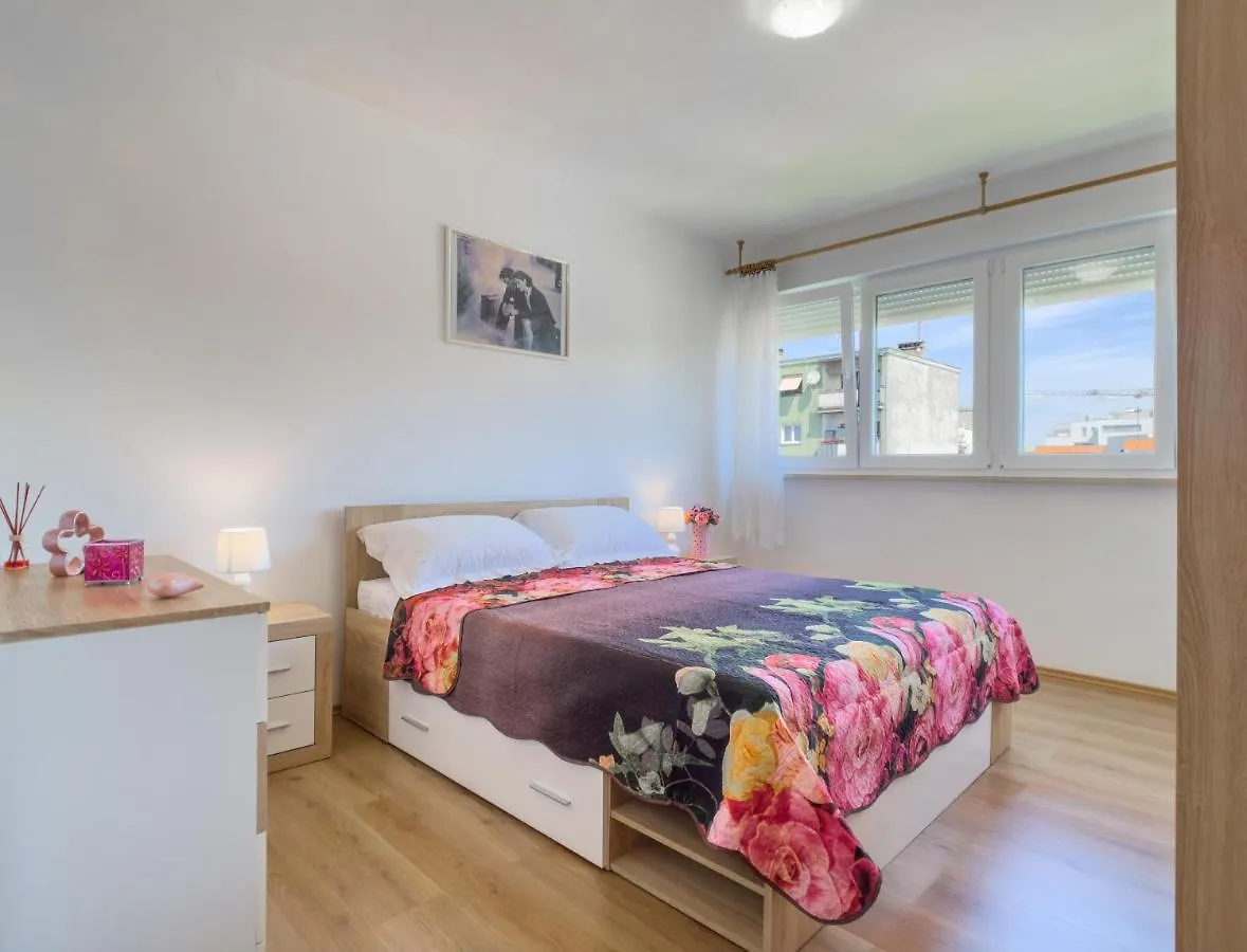Apartment Bell Amour Pula 0*,  Croatia