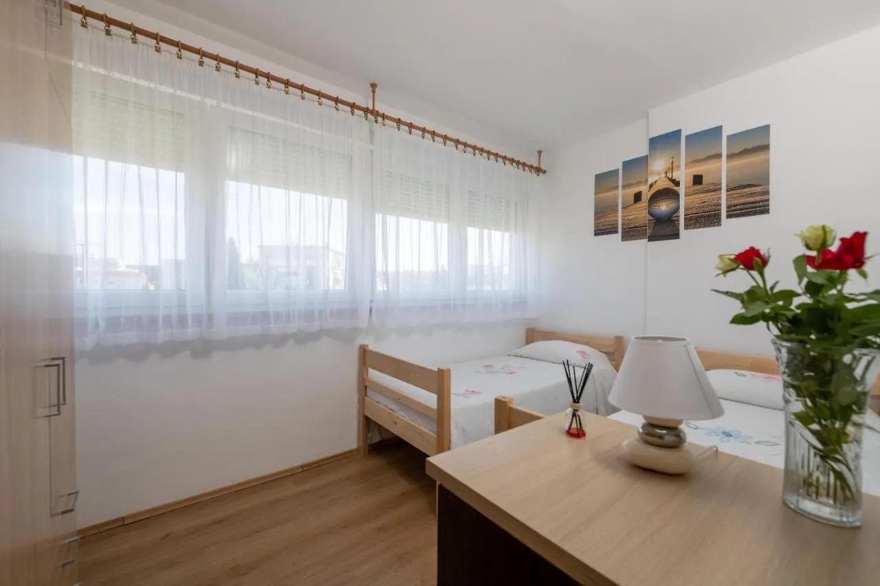 Apartment Bell Amour Pula 0*,
